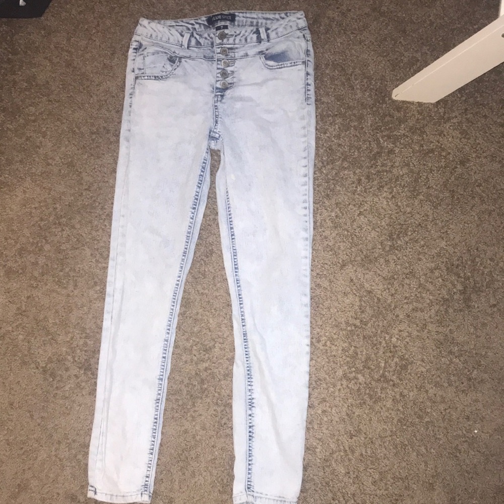 Im selling jeans for juniors in size 7 they are worn once